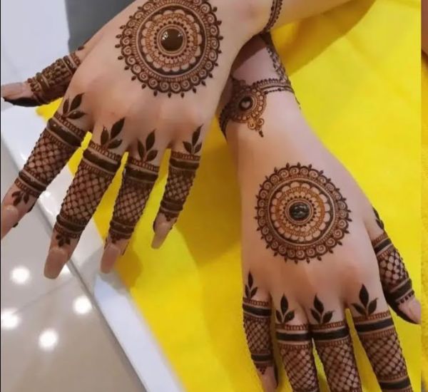 Beautiful Simple Gol Tikki mehndi design for both front and back hand