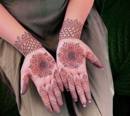 Beautiful Simple Gol Tikki mehndi design for both front and back hand
