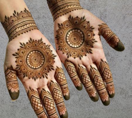 Beautiful Simple Gol Tikki mehndi design for both front and back hand