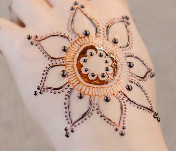 Beautiful Simple Gol Tikki mehndi design for both front and back hand