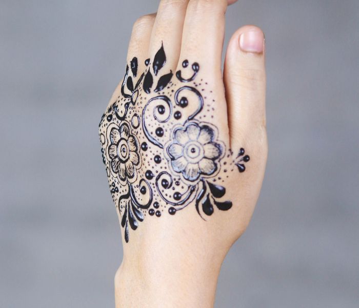 Beautiful Simple Gol Tikki mehndi design for both front and back hand