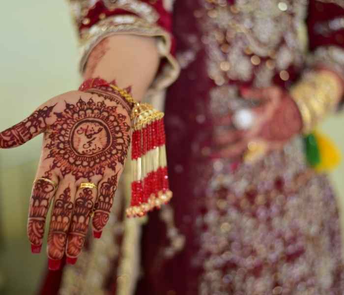Beautiful Simple Gol Tikki mehndi design for both front and back hand