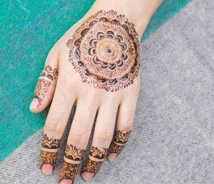 Beautiful Simple Gol Tikki mehndi design for both front and back hand