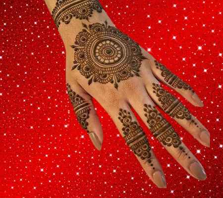 Beautiful Simple Gol Tikki mehndi design for both front and back hand
