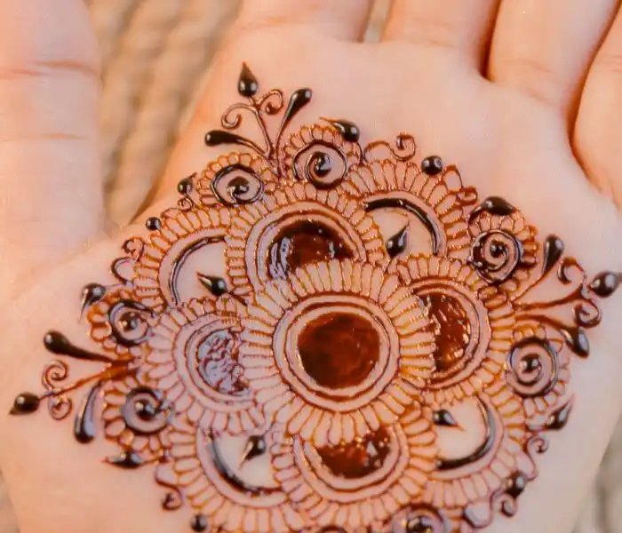Beautiful Simple Gol Tikki mehndi design for both front and back hand