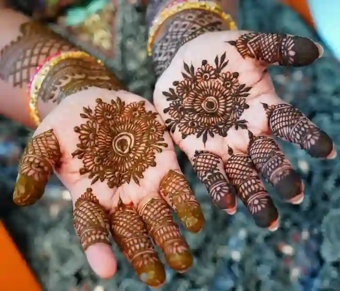 Beautiful Simple Gol Tikki mehndi design for both front and back hand