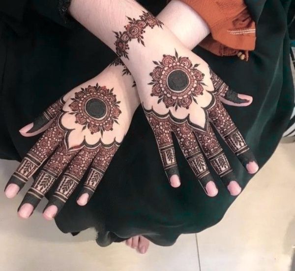 Beautiful Simple Gol Tikki mehndi design for both front and back hand