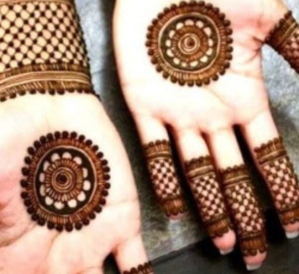 Beautiful Simple Gol Tikki mehndi design for both front and back hand